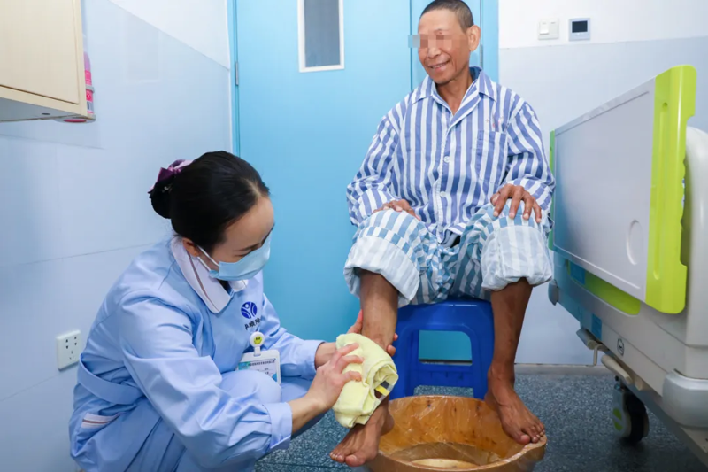 无陪护也有爱同行丨病房“无陪护”，照护有“医”靠，河池市三医院“无陪护”试点病区正式启用