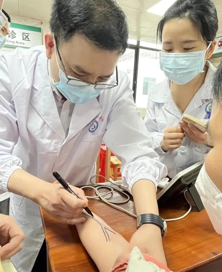 简篇-关注通路,透亮人生——河池市第三人民医院肾内科公益活动走进环江县人民医院血透室 图片