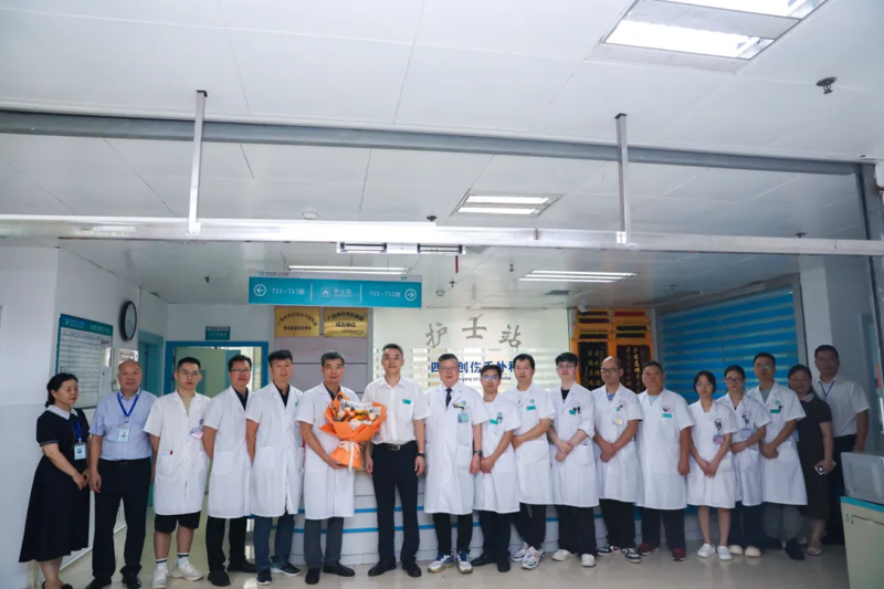 【医师节】夏雨润仁心 慰问暖杏林——河池市第三人民医院领导班子到临床一线开展慰问活动