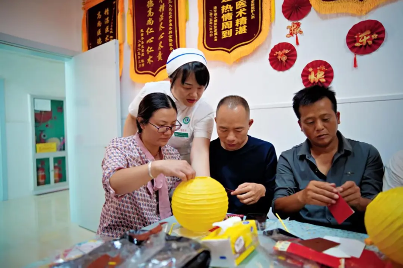 三医人文】灯笼映医患 温情迎双节