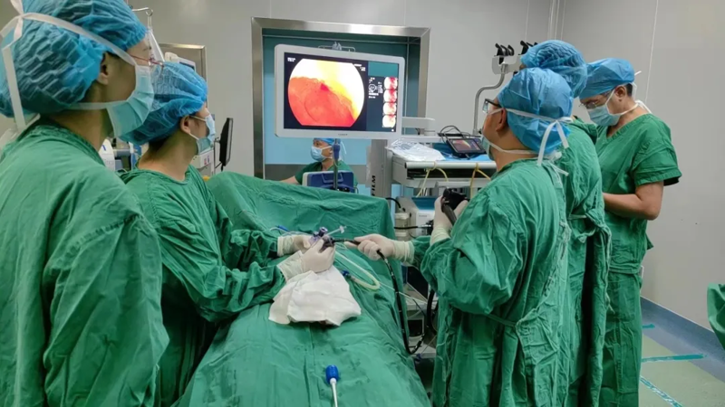 【再攀高峰】超级微创新技术—河池市三医院开展首例微创保胆取石和息肉切除术